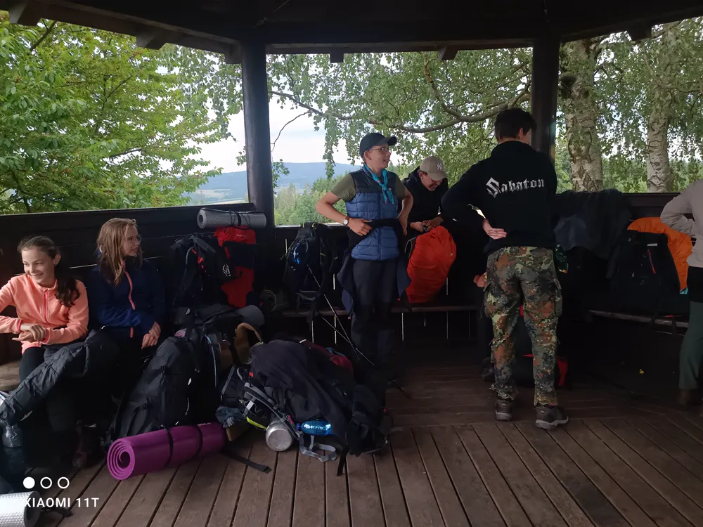 Skupinka na chatě před akcí