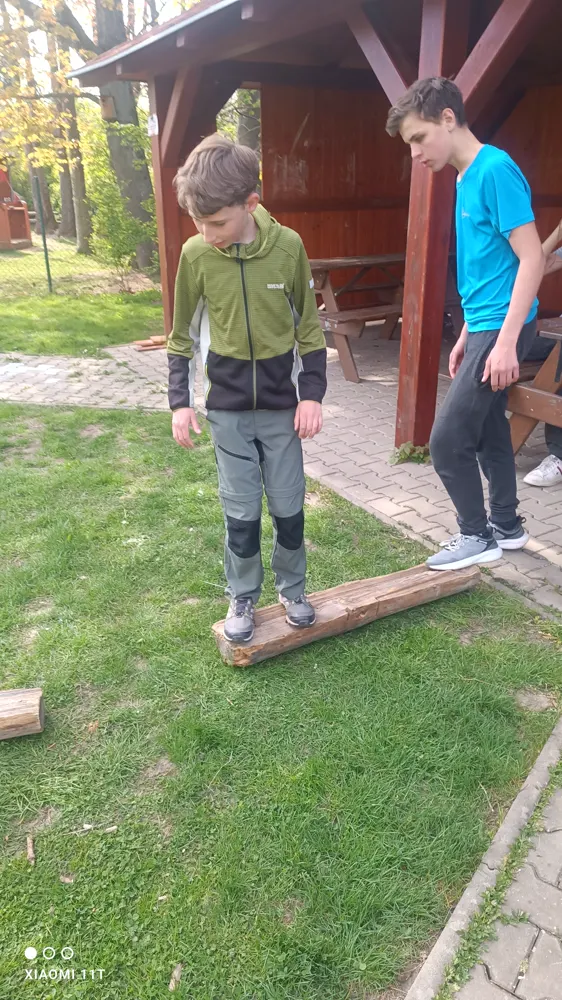 Hra na kládě na táboře
